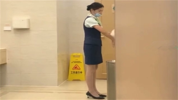 极品空姐机场厕所偷拍,丝袜高跟气质美女全露诱惑