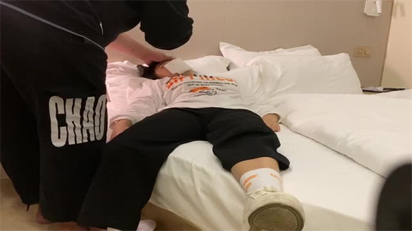 03年美女同事惨遭下药迷奸!办公室内疯狂侵犯实录!